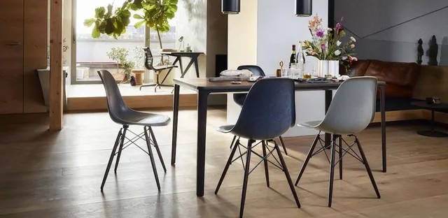mesa con sillas eames