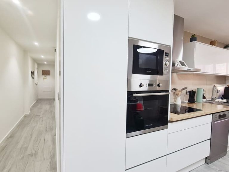 arquitecto reforma integral cocina horno y microondas en columna