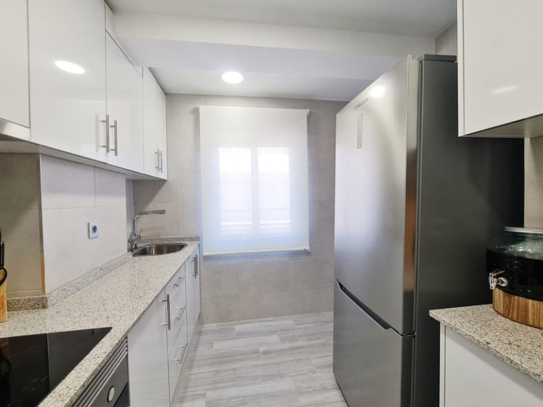 reforma integral torrevieja cocina vista frigo homelybee