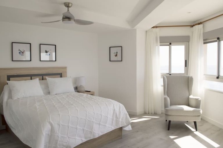 reforma integral torrevieja dormitorio vista cama homelybee