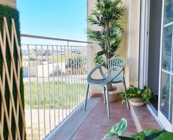 Home staging balcon vista silla desde planta Home staging balcon vista silla desde planta