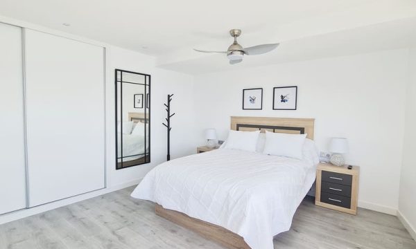 reforma integral torrevieja dormitorio vista cama y mesitas