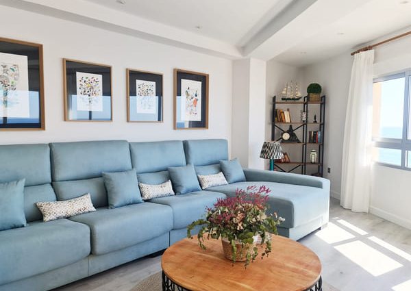 reforma integral torrevieja salon vista sofa cuadros pared